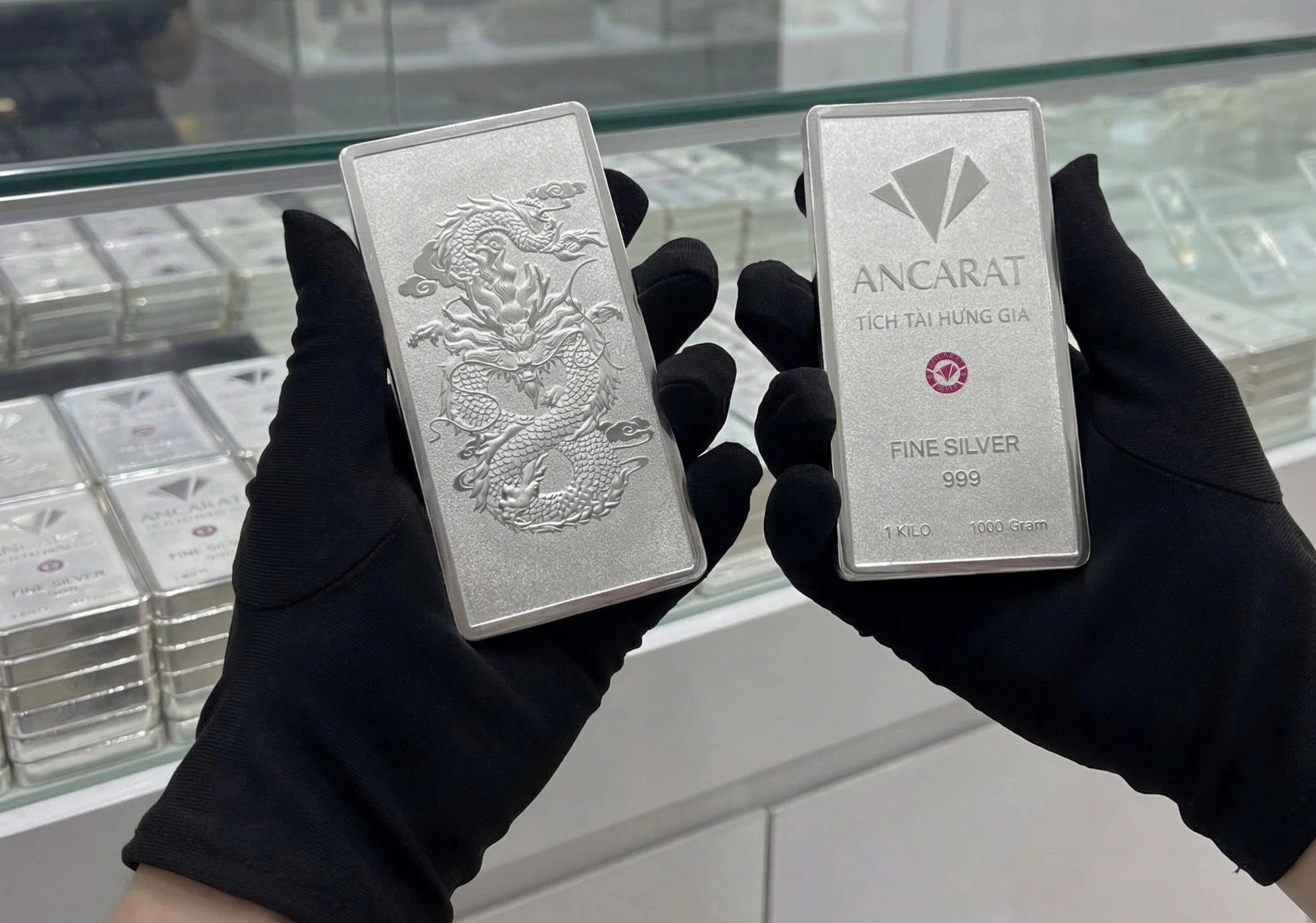 Giá bạc lao dốc, người 'đu đỉnh' lỗ ngay 40 triệu/kg sau vài ngày- Ảnh 1.