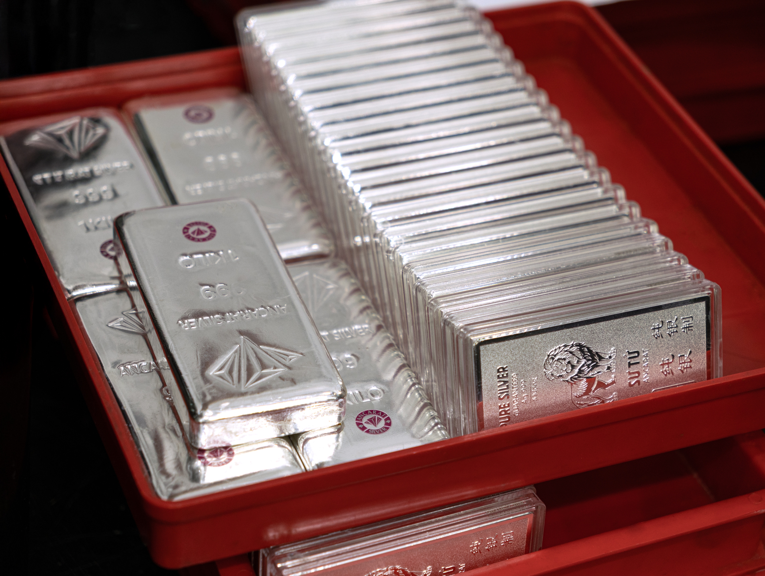 Giá bạc tiếp tục 'rơi', còn hơn 75 triệu đồng/kg 1 Giá bạc tiếp tục 'rơi', chỉ còn hơn 75 triệu đồng/kg - Ảnh 1.