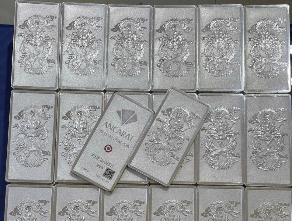 Giá bạc trên 79 triệu đồng/kg, có nơi bán xuyên tết- Ảnh 1.