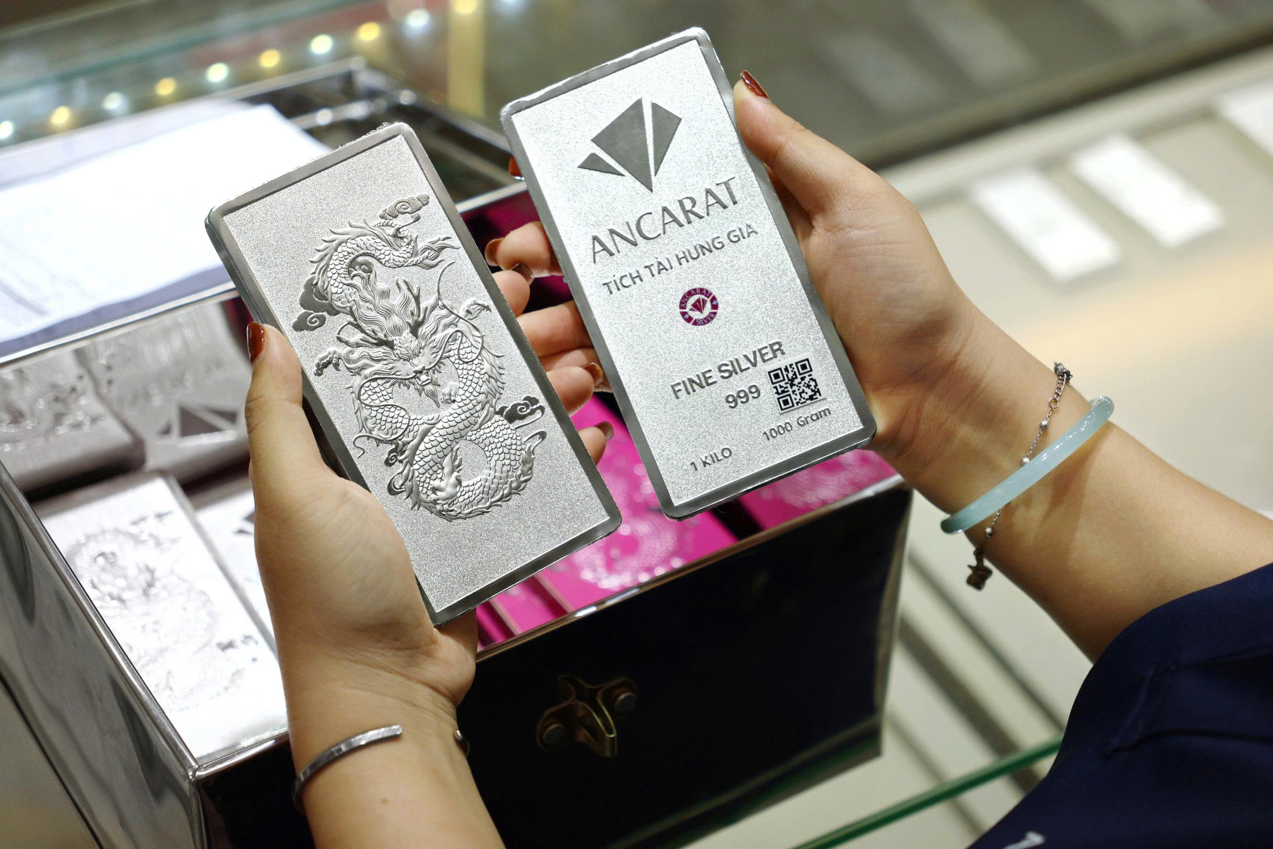 Giá bạc trên 92 triệu đồng, nhiều người tranh thủ chốt lời 1 Giá bạc vượt 92 triệu đồng, hàng trăm kg bạc bán sẵn lấy ngay - Ảnh 1.