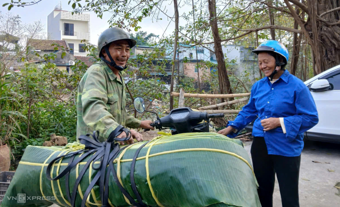 Ông Nguyễn Văn Hải và vợ khoe vừa mua được khoảng 100 kg lá chuối từ vựa chuối khu vực Vĩnh Lộc. Ảnh: Lường Toán