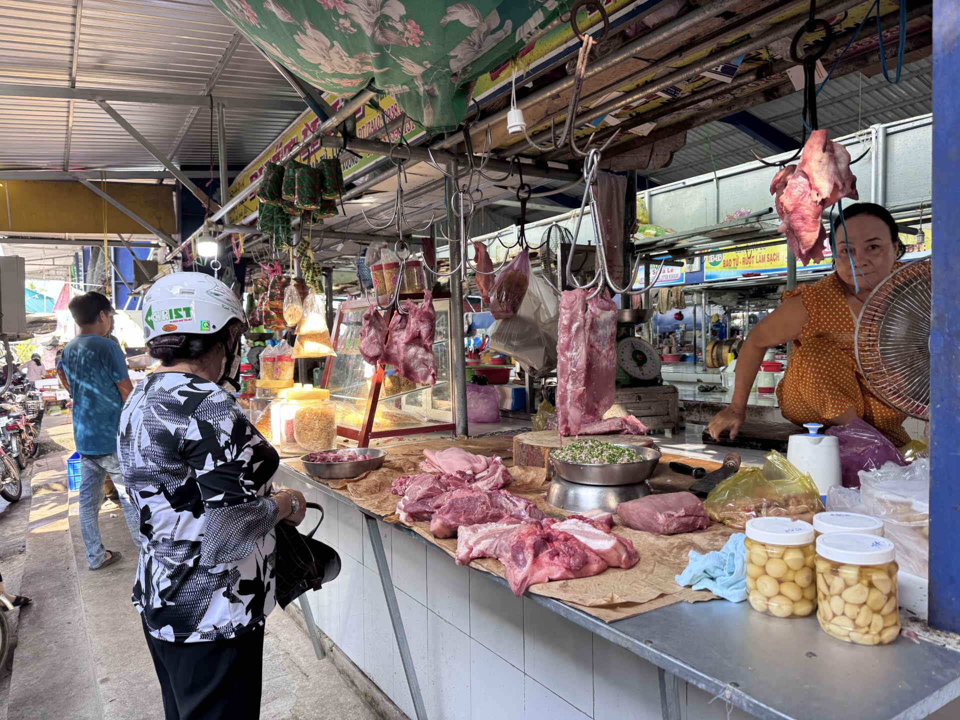 Giá thịt heo Tết ở chợ lẻ biến động mạnh - Ảnh 1.