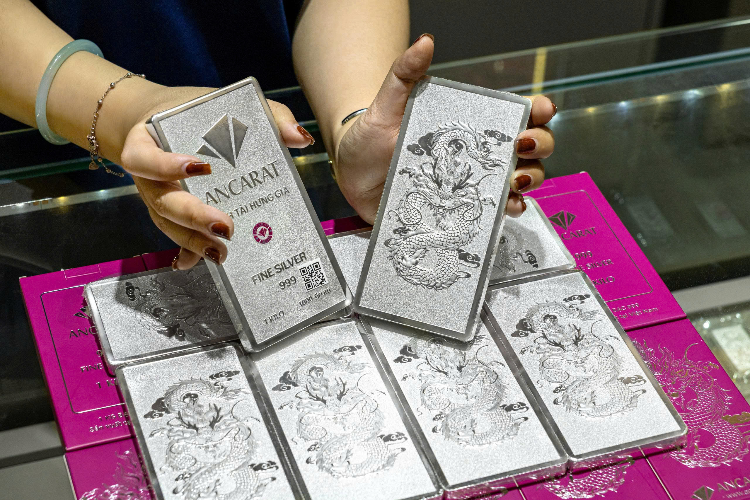 Giá vàng bạc bật tăng mạnh, vàng miếng vượt 181 triệu đồng/lượng - Ảnh 2.