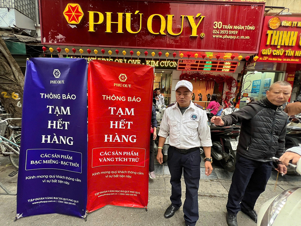 Giá vàng, bạc giảm sốc, người dân vẫn xếp hàng chờ mua- Ảnh 1.