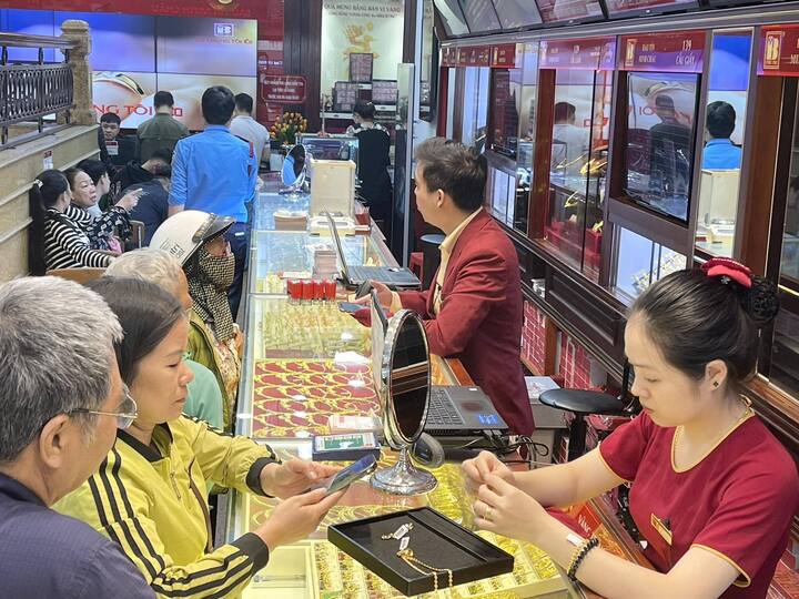 Giá vàng hôm nay 12/2: Quay đầu tăng mạnh- Ảnh 1.
