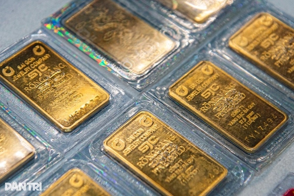 Giá vàng năm nay có thể chạm 7.300 USD/ounce? - 1