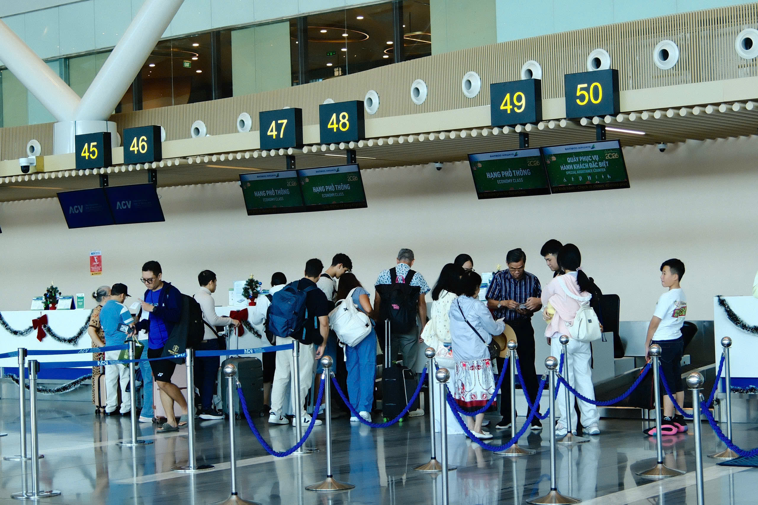 Vé máy bay Tết 2026 từ TPHCM đi Hà Nội giảm giá bất ngờ trong ngày mùng 1 Tết - Ảnh 2.