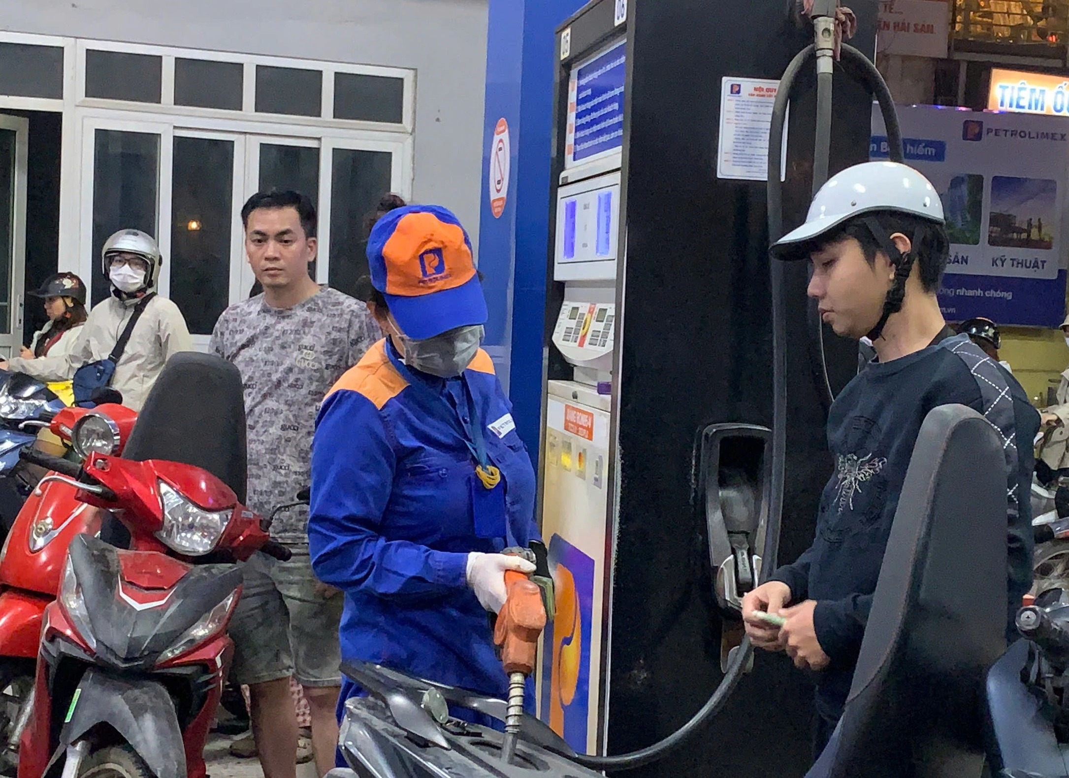 Giá xăng dầu đồng loạt tăng mạnh - Ảnh 1.