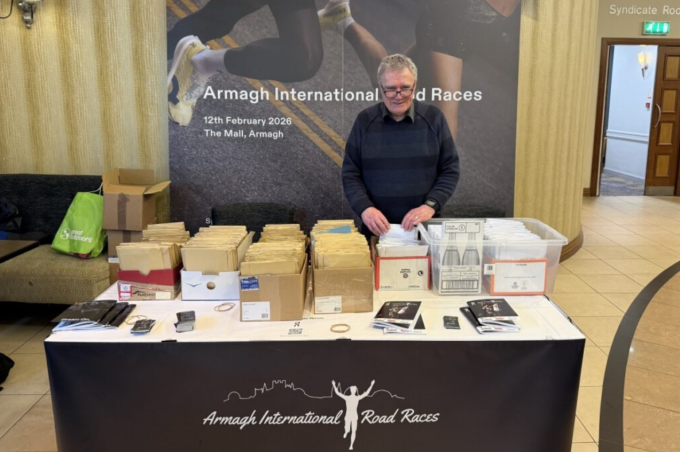 Anh họ của Brian Vallely, James, tại điểm nhận race-kit một ngày trước giải Armagh International 5K. Ảnh: Canadian Running