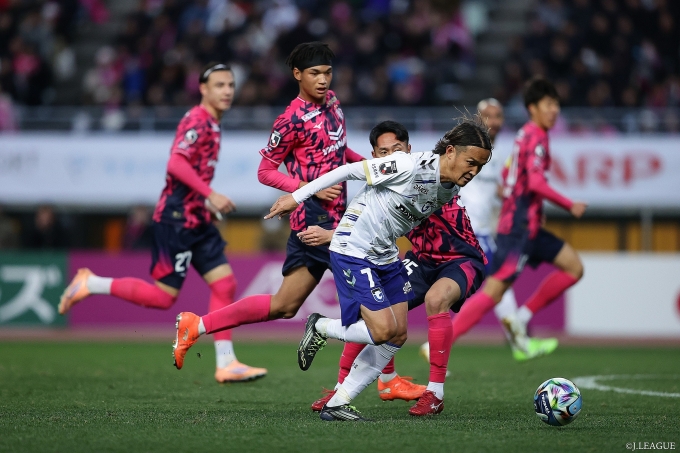 Cầu thủ Cerezo Osaka tranh bóng với Gamba Osaka trong trận đấu thuộc vòng 1 J-League 2026. Ảnh: J.League