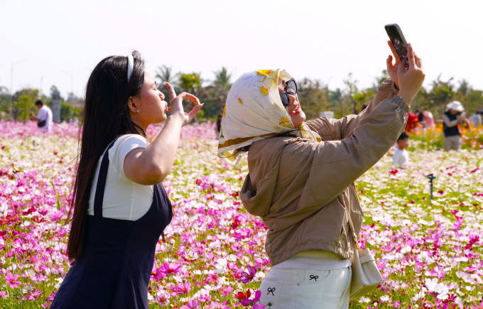 Những chuyến du xuân, sinh hoạt đảo lộn ngày Tết có thể khiến làn da bị ảnh hưởng. Ảnh: An Minh