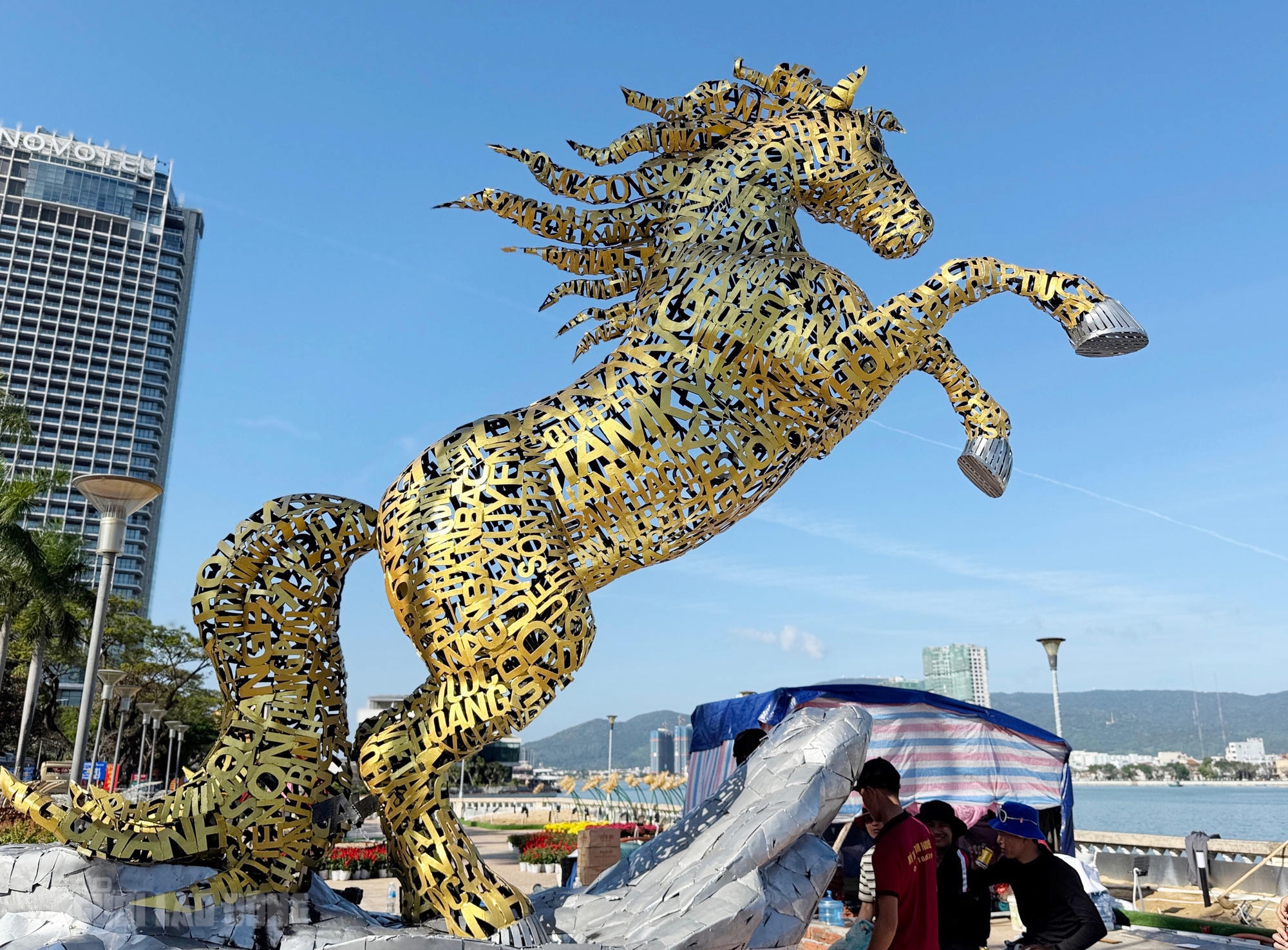 Giải mã ý nghĩa của linh vật ngựa vàng ghép tên 94 xã, phường, đặc khu ở Đà Nẵng - Ảnh 1.