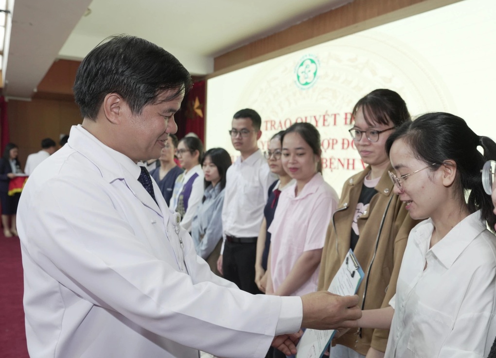 Giám đốc Bệnh viện Bạch Mai: Không ai làm bác sĩ giỏi mà sống khó khăn - 1