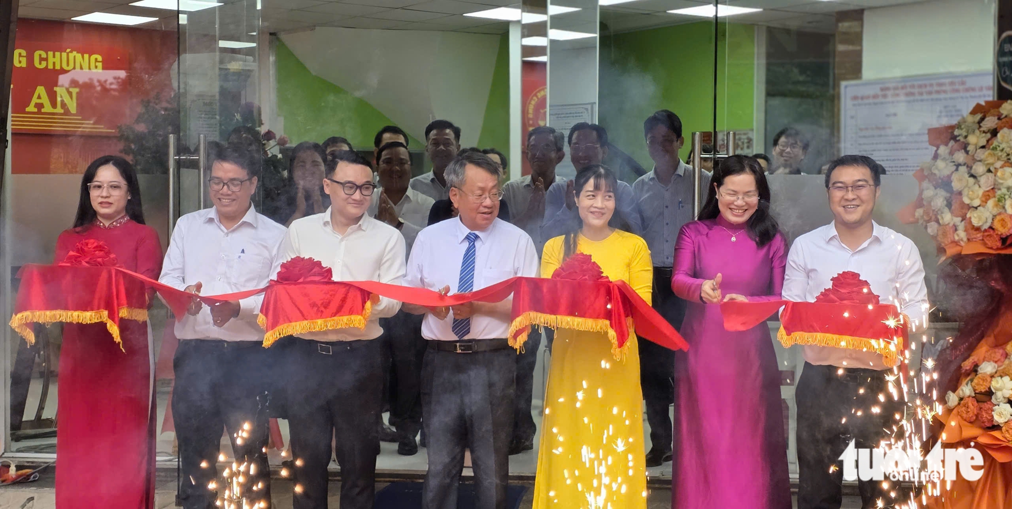 Giám đốc Sở Tư pháp trao quyết định chuyển đổi Văn phòng công chứng đầu tiên tại TP.HCM - Ảnh 1.