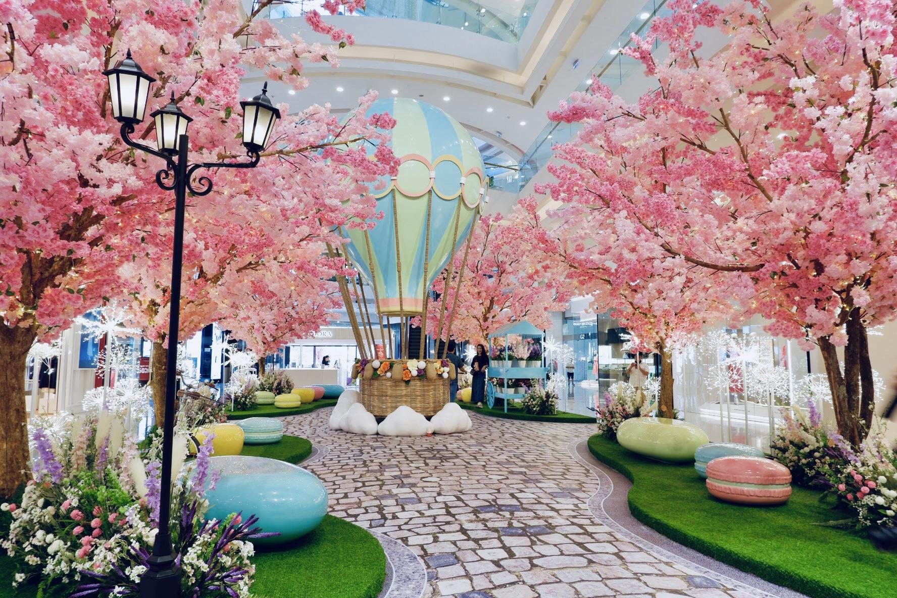 Giới trẻ rủ nhau “lên mây” đón tết tại Crescent Mall với rừng đào và khinh khí cầu siêu mộng mơ- Ảnh 1.