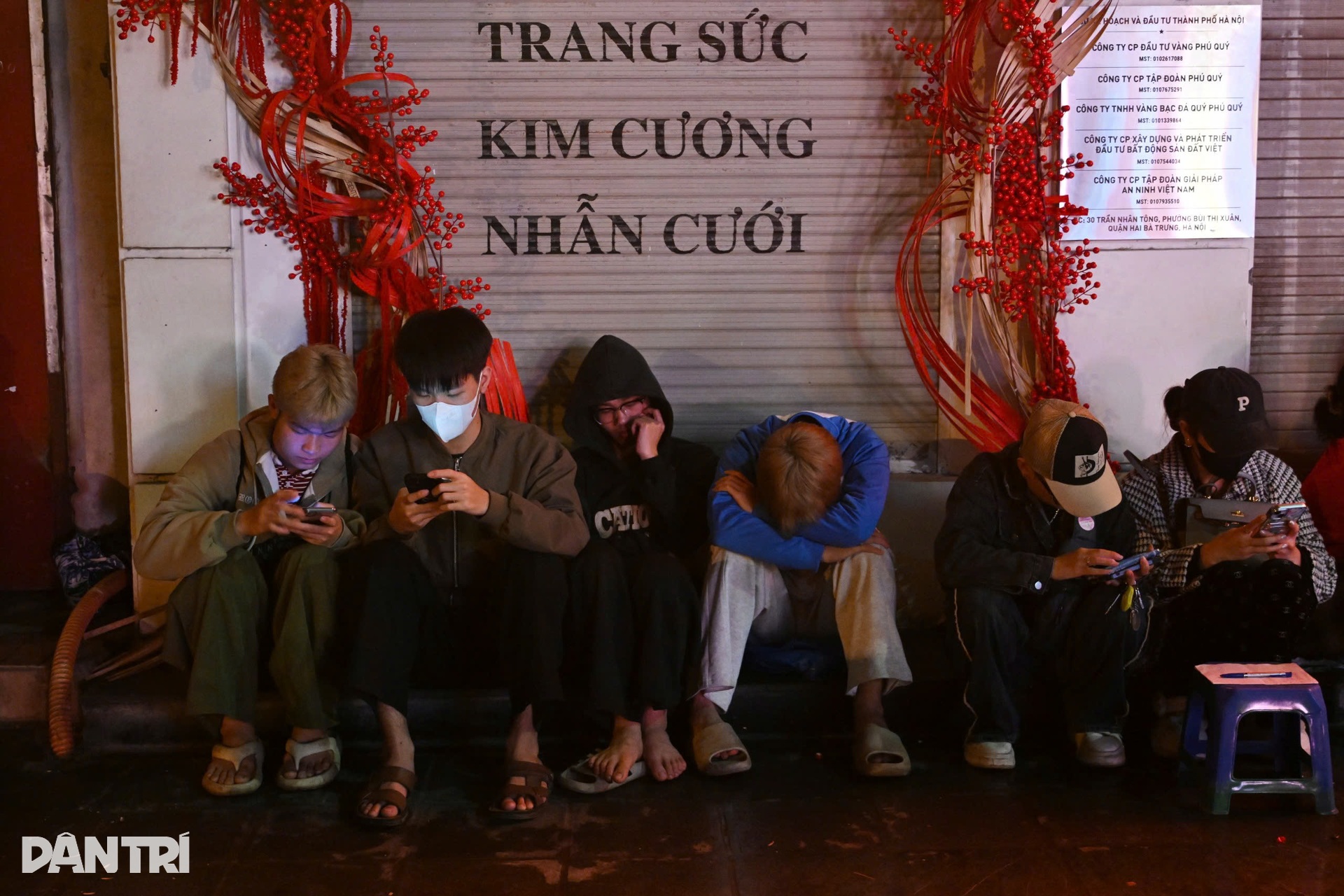 Giữ chỗ từ 21h tối hôm trước, vạ vật vỉa hè xuyên đêm chờ mua vàng Thần Tài - 1