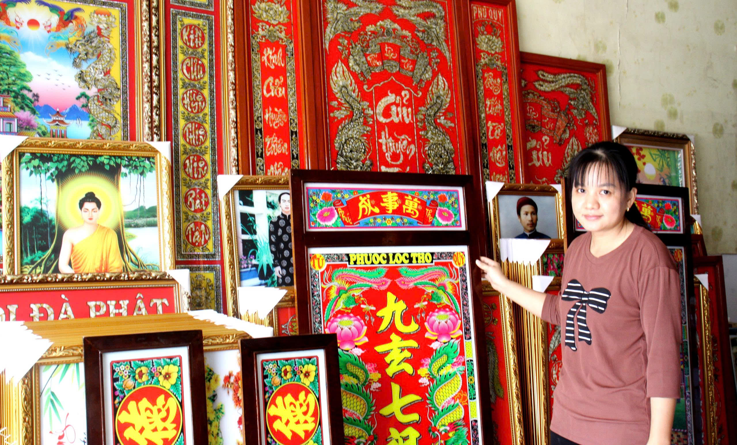 Giữ hồn tranh kiếng Bà Vệ giữa nhịp sống hiện đại - Ảnh 1.