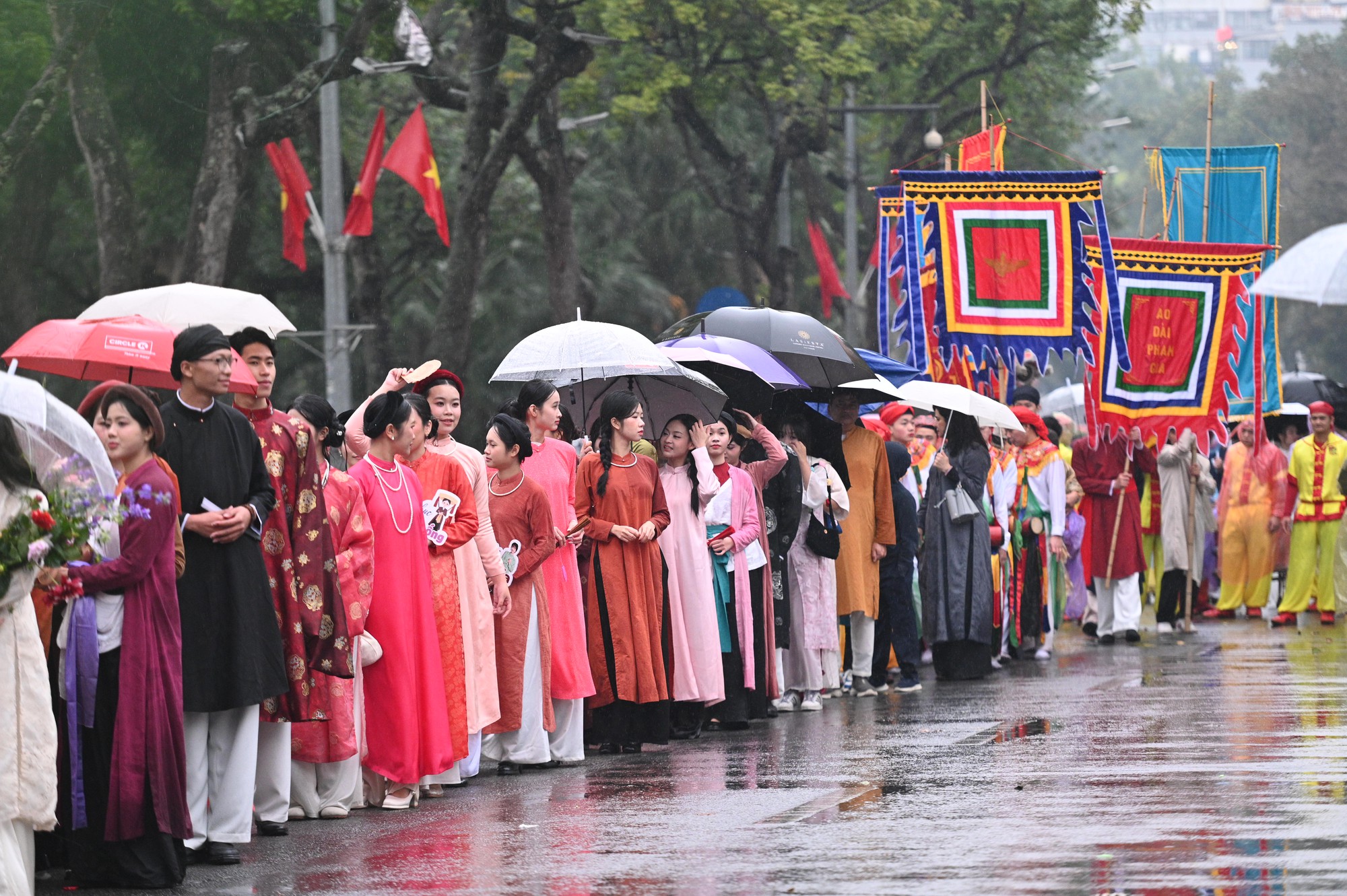 Giữa mưa rét 15 độ, Bách Hoa Bộ Hành đã tạo nên khung cảnh hiếm thấy giữa Hà Nội- Ảnh 1.