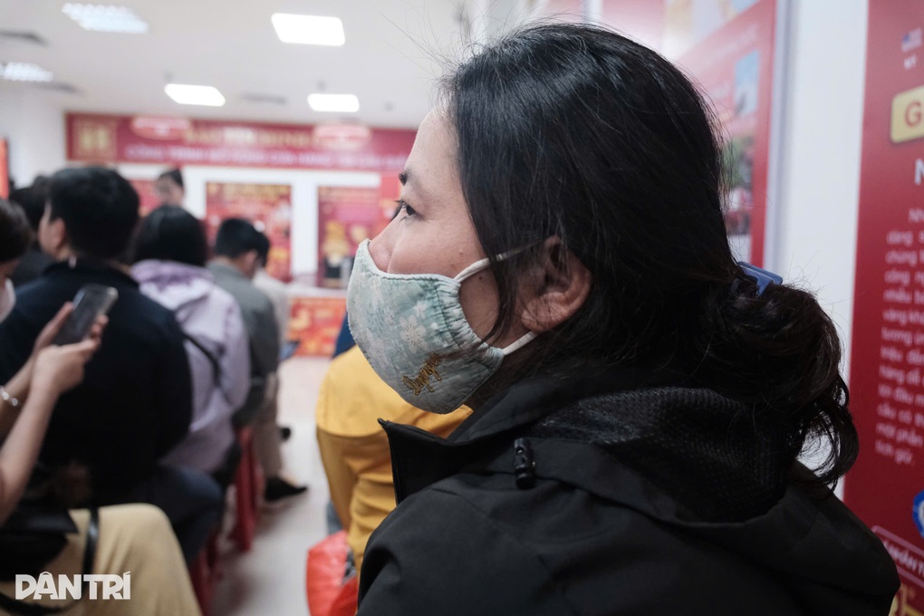 Giữa người người mua lấy lộc, vợ chồng trẻ bán vàng cưới vì làm ăn thua lỗ - 1