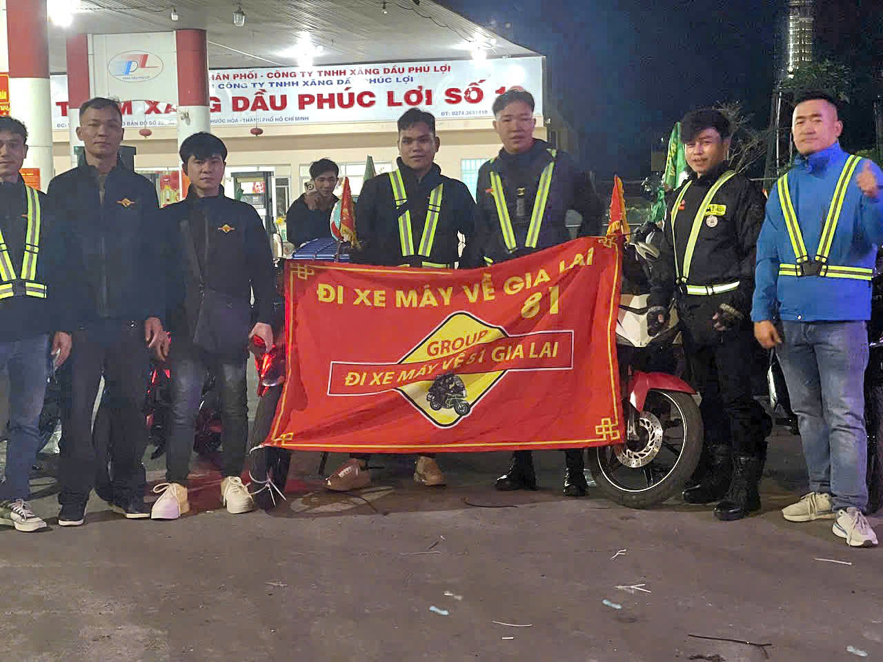 Giúp nhau về quê bằng xe máy an toàn dịp Tết 1 Giúp nhau về quê bằng xe máy an toàn dịp Tết - Ảnh 1.