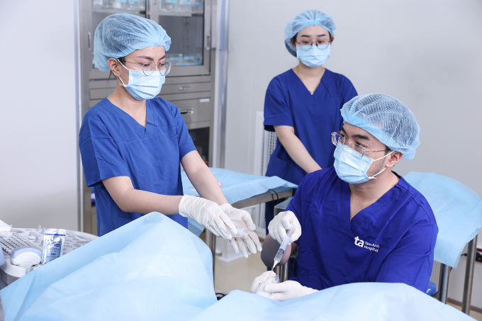 Bác sĩ Lê Xuân Nguyên cùng ê kíp chọc hút trứng cho người bệnh. Ảnh: Trần Trung