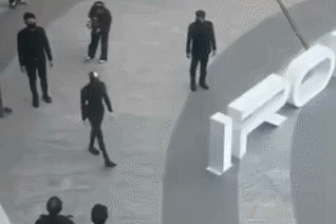 Robot hình người của Trung Quốc gặp sự cố đáng quên khi ra mắt công chúng