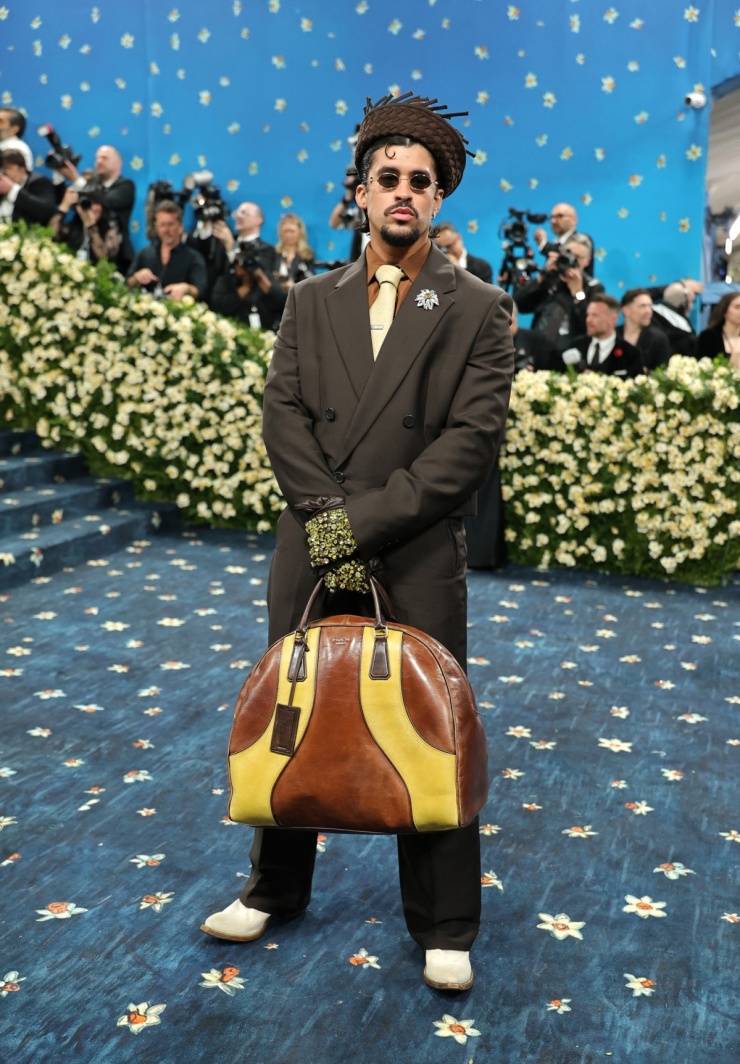 Bad Bunny diện thiết kế của Prada, phối túi quá khổ ở Met Gala 2025. Ảnh: AFP