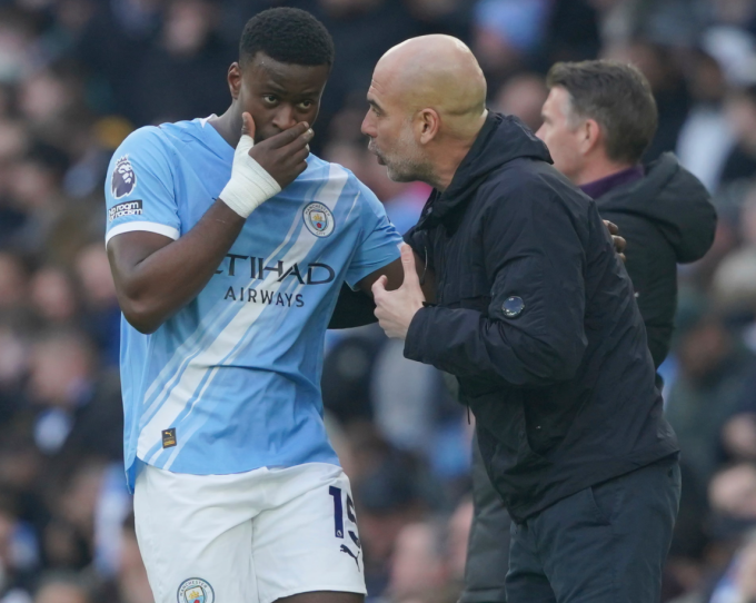HLV Pep Guardiola (phải) nhắc nhở Marc Guehi trong trận Man City thắng Wolves 2-0 ở vòng 23 Ngoại hạng Anh trên sân Etihad, Manchester, Anh ngày 24/1/2026. Ảnh: AP
