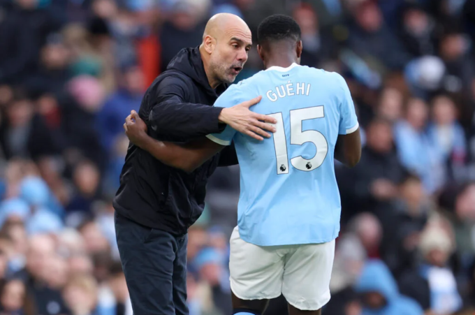 HLV Pep Guardiola nhắc nhở Marc Guehi trong trận Man City thắng Wolves 2-0 ở vòng 23 Ngoại hạng Anh trên sân Etihad, Manchester, Anh ngày 24/1/2026. Ảnh: Sportsphoto