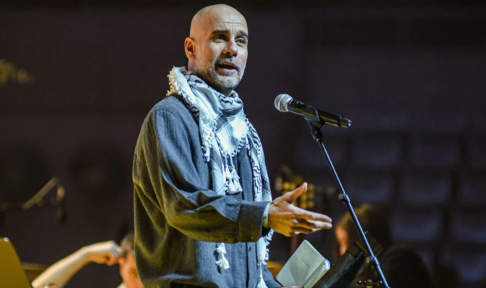 HLV Pep Guardiola phát biểu về vấn đề Palestine tại Barcelona tuần trước. Ảnh: AP