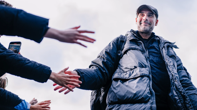 HLV Pep Guardiola bắt tay người hâm mộ trước trận Man City thắng Salford City 2-0 ở vòng bốn Cup FA trên sân Etihad, Manchester, Anh ngày 14/2/2026. Ảnh: Man City