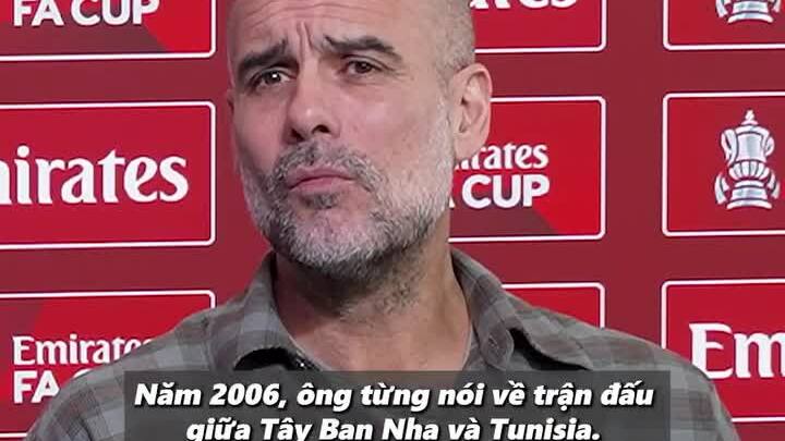 Phóng viên Umir Irfan hỏi Guardiola về bài báo năm 2006