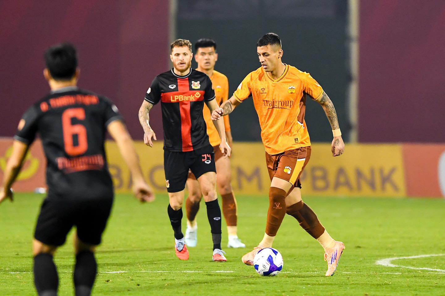 HAGL chưa thể vội mừng vì vẫn còn nguy cơ rớt hạng, tại sao?
- Ảnh 1. HAGL chưa thể vội mừng vì vẫn còn nguy cơ rớt hạng, tại sao?
- Ảnh 1.