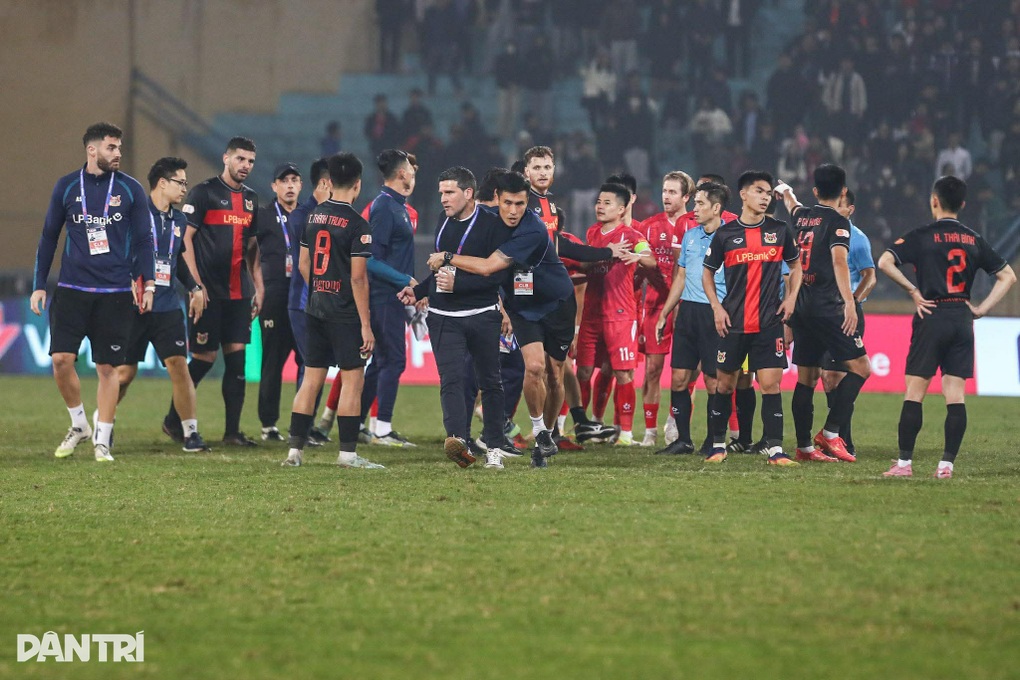HLV CLB Ninh Bình và trọng tài Malaysia có thể nhận án phạt - 1