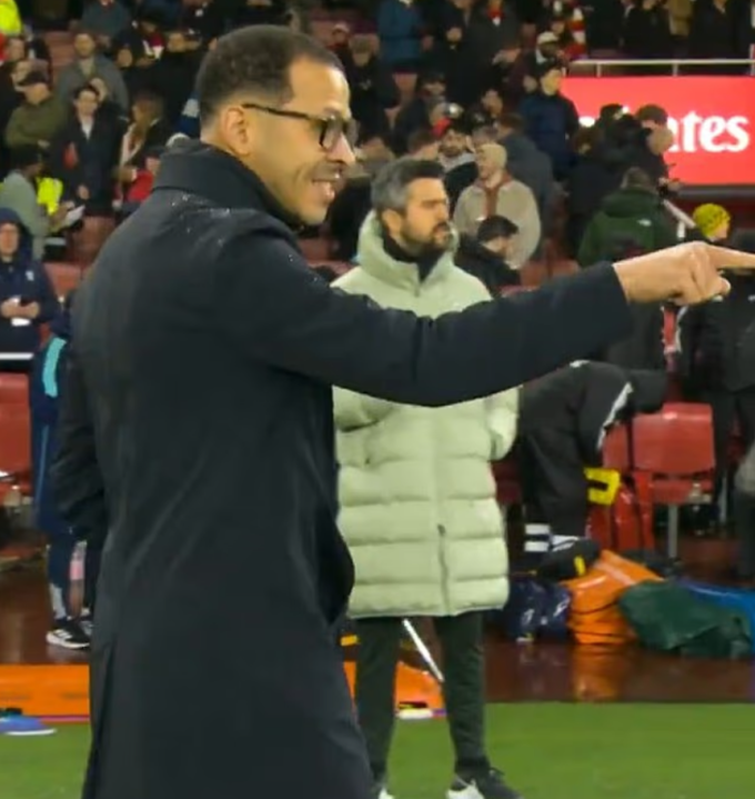 HLV Liam Rosenior quát tháo thành viên Arsenal trong trận lượt về bán kết Cup Liên đoàn trên sân Emirates, London, Anh ngày 3/2/2026. Ảnh: Daily Mail