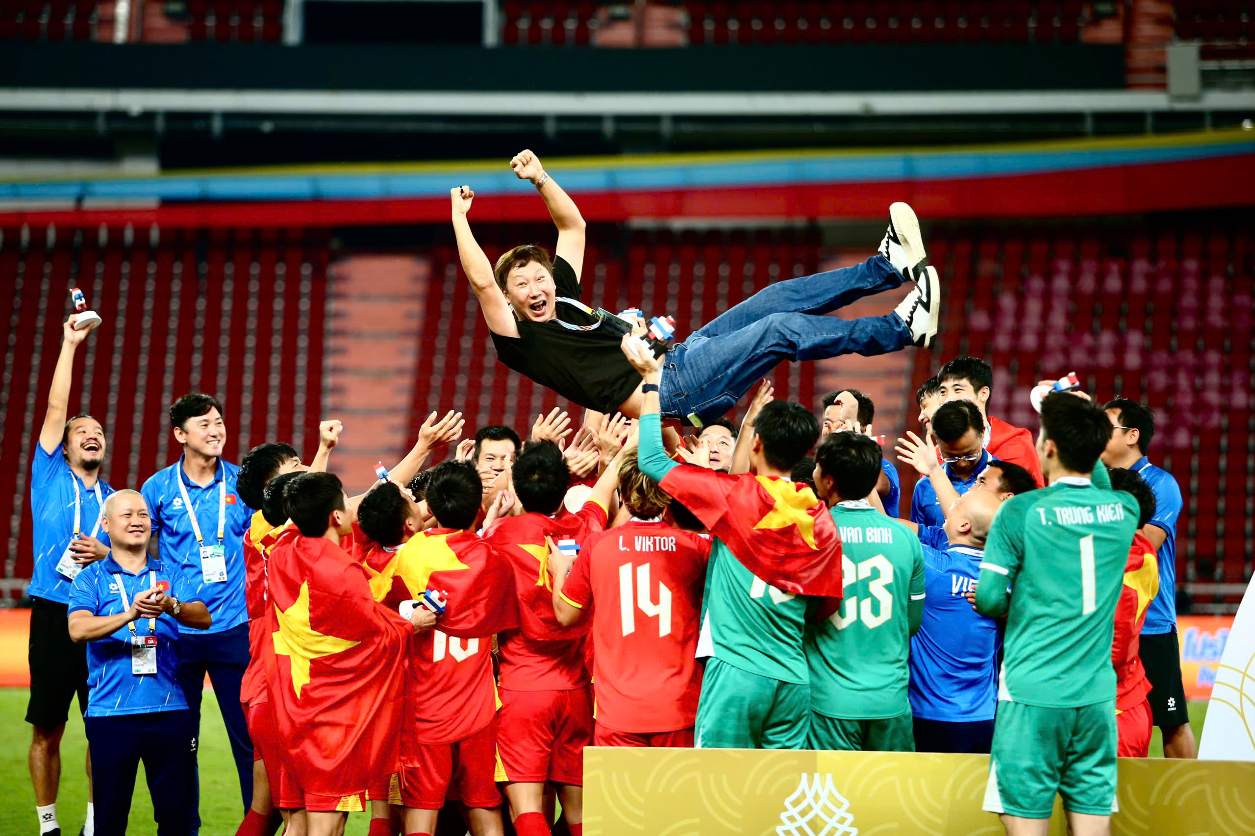 HLV Kim Sang-sik và câu chuyện xúc động được kể trong ngày tết, nhớ vợ con và quê hương Hàn Quốc…- Ảnh 1. HLV Kim Sang-sik và câu chuyện xúc động được kể trong ngày tết, nhớ vợ con và quê hương Hàn Quốc…- Ảnh 1.