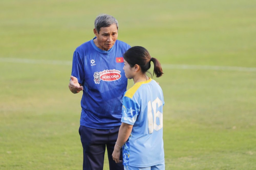 HLV Mai Đức Chung chúc Tết độc giả Dân trí, hướng về World Cup - 1