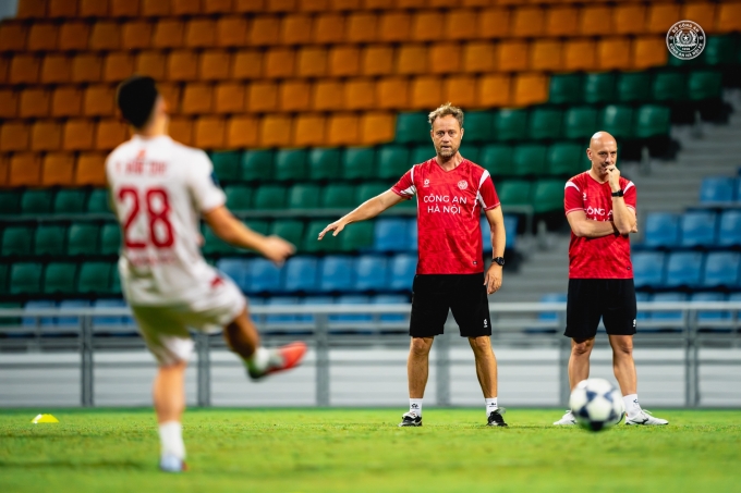 HLV Mano Polking (giữa) chỉ đạo buổi tập của CLB Công an Hà Nội tại sân Jalan Besar của Singapore ngày 17/2/2026, một ngày trước trận gặp Tampines Rovers ở lượt về vòng 1/8 AFC Champions League Two 2025-2026. Ảnh: Công an Hà Nội FC