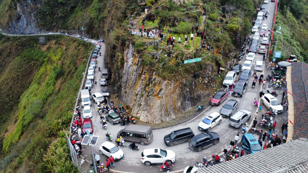 Hà Giang kẹt cứng các điểm nóng, khách hỏi tìm nơi ngủ nhờ trong đêm - 1