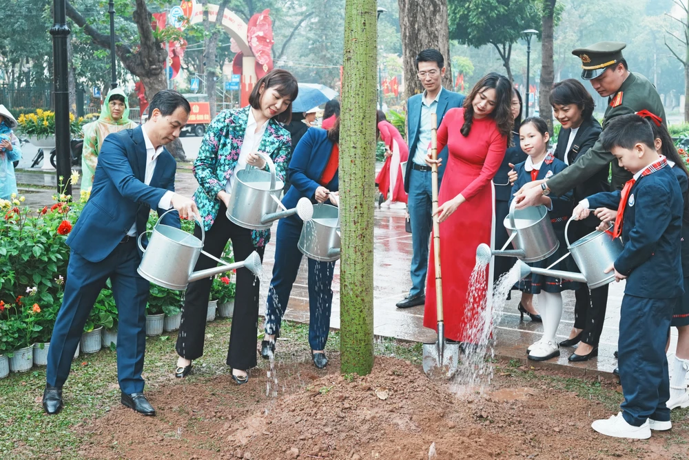 Lãnh đạo phường Hoàn Kiếm tham gia trồng cây xanh cùng các cô trò trường Tiểu học Thăng Long tại Vườn hoa Diên Hồng. Ảnh: Trọng Phú 4.JPG