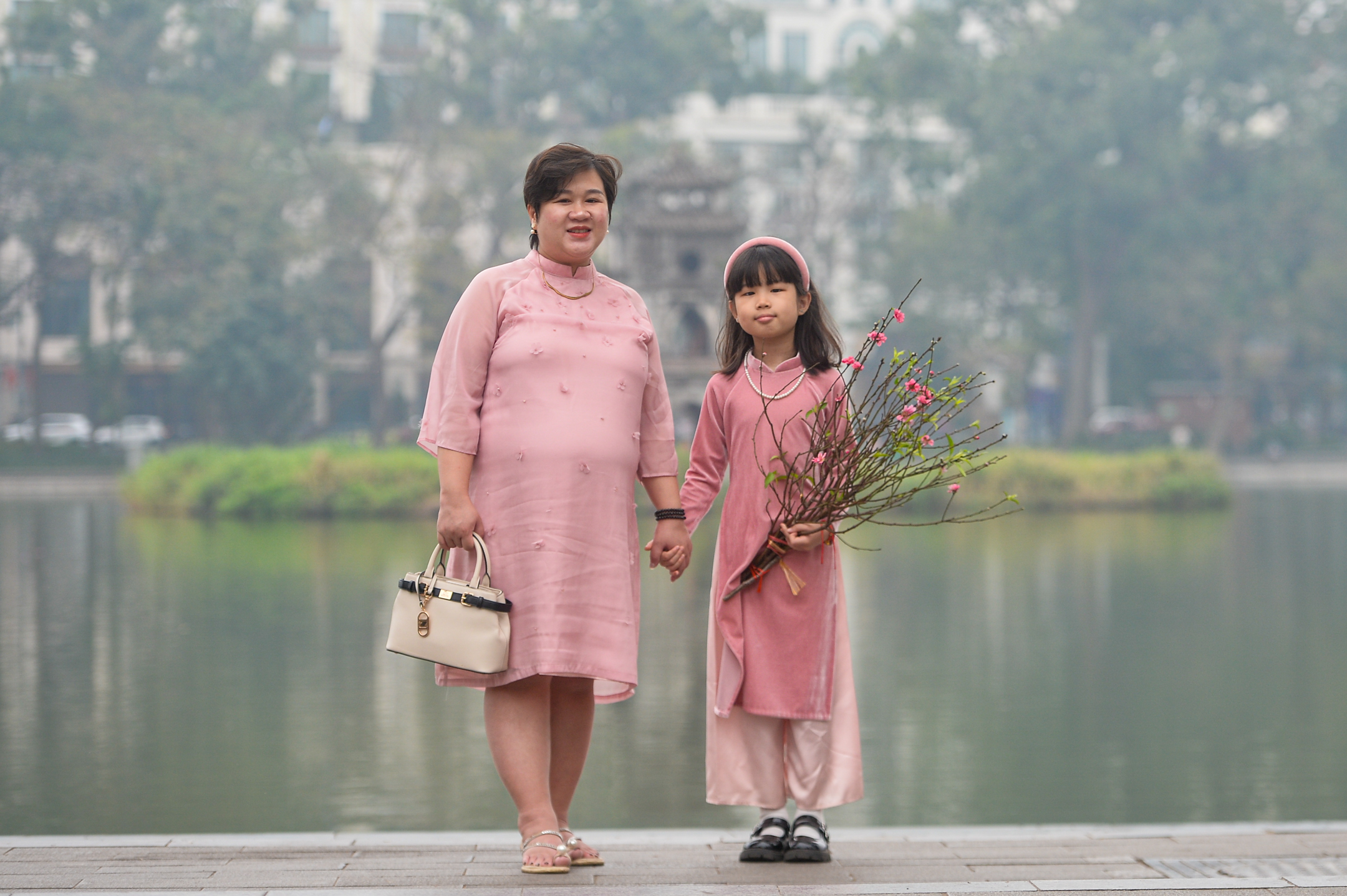 Hà Nội sáng mùng 1 Tết Bính Ngọ, bình yên và rạng rỡ - Ảnh 1.