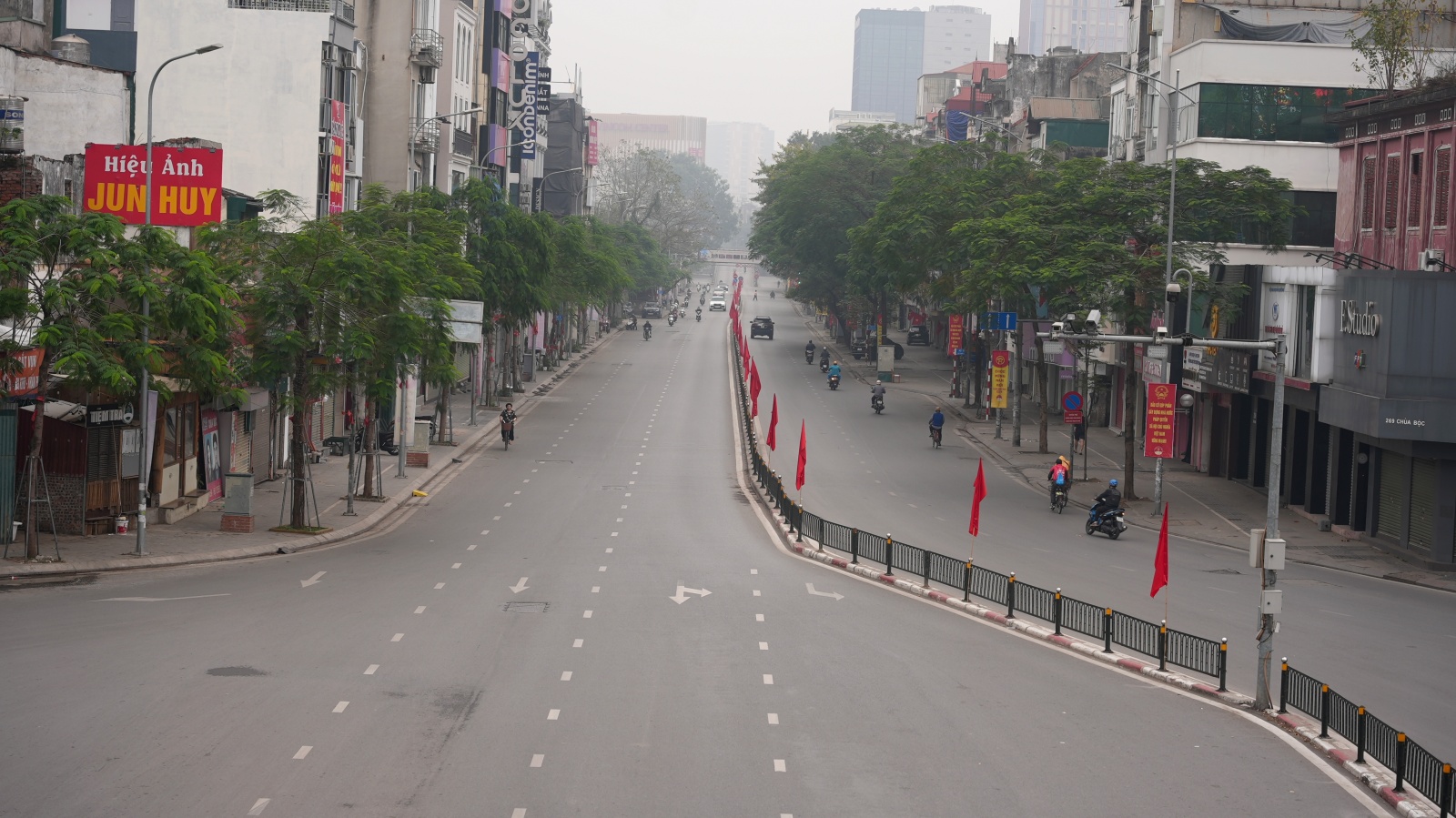 Hà Nội và TP.HCM yên bình đến lạ sáng mùng 1 Tết- Ảnh 1.