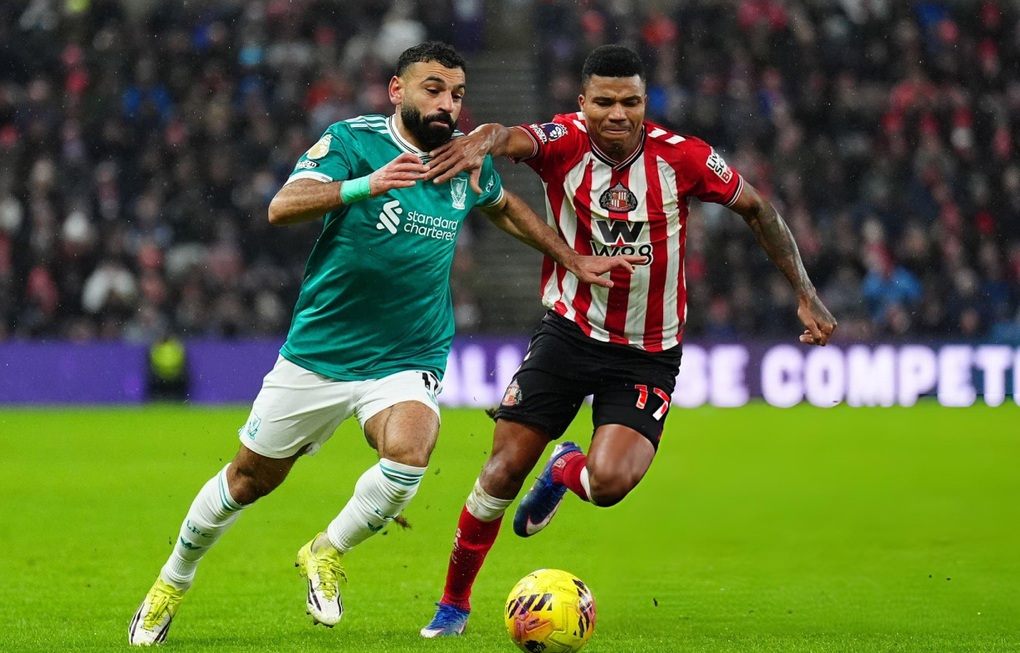 Hạ Sunderland, Liverpool áp sát Chelsea và Man Utd - 1