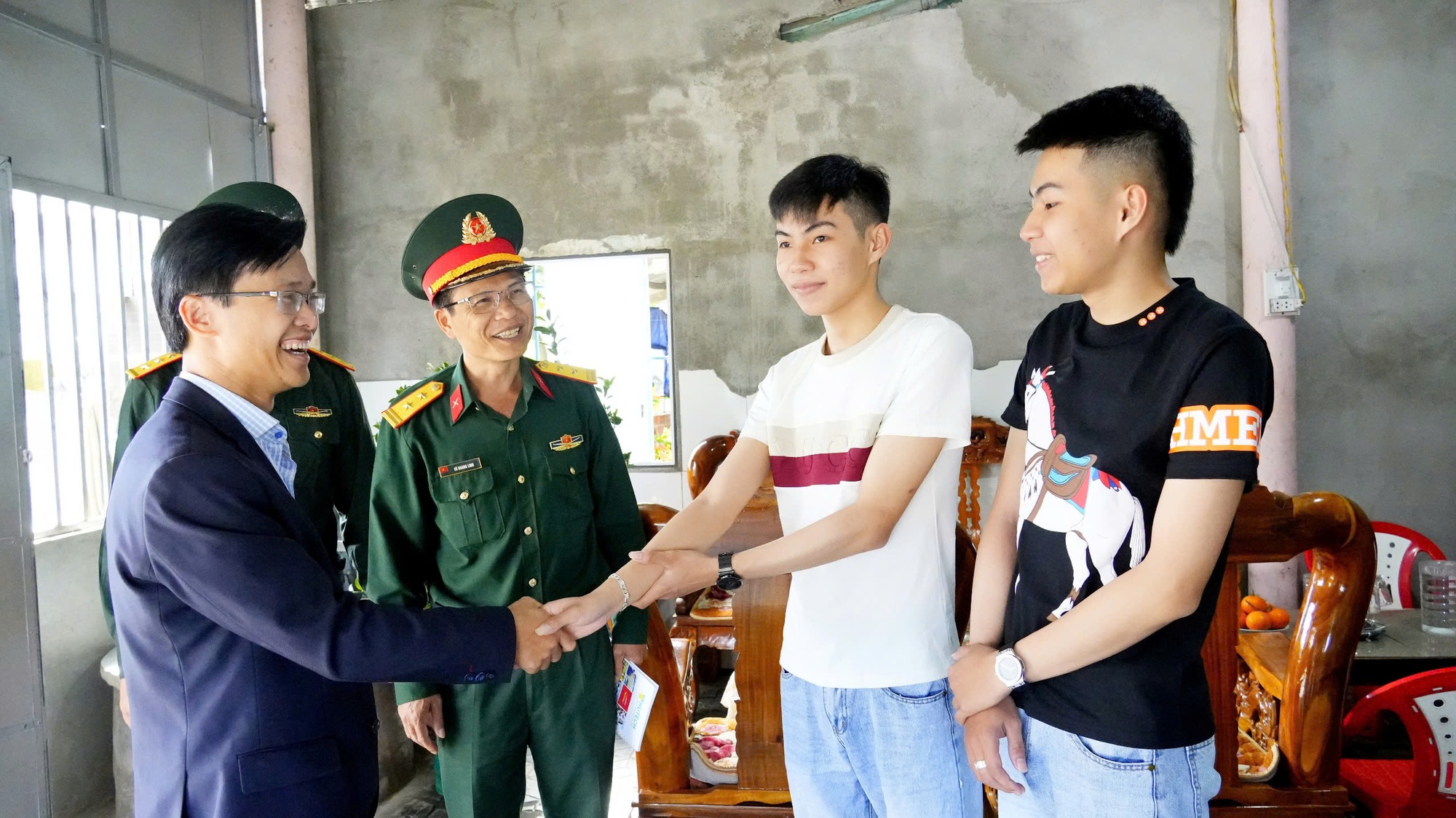 Hai anh em Hạnh - Phúc cùng nhiều cặp song sinh ở Quảng Ngãi viết đơn tình nguyện nhập ngũ- Ảnh 1.