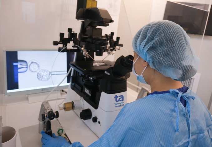 Chuyên viên phôi học IVF Tâm Anh thực hiện kỹ thuật sinh thiết phôi chẩn đoán di truyền trên phôi ngày 5. Ảnh: Quỳnh Châu