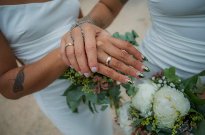 Hai người vợ của cùng một người đàn ông kết hôn với nhau sau khi chồng qua đời- Ảnh 1.