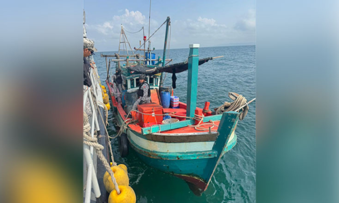 Hải quân Thái Lan khám xét tàu cá Campuchia ngày 22/2. Ảnh: Khmer Times