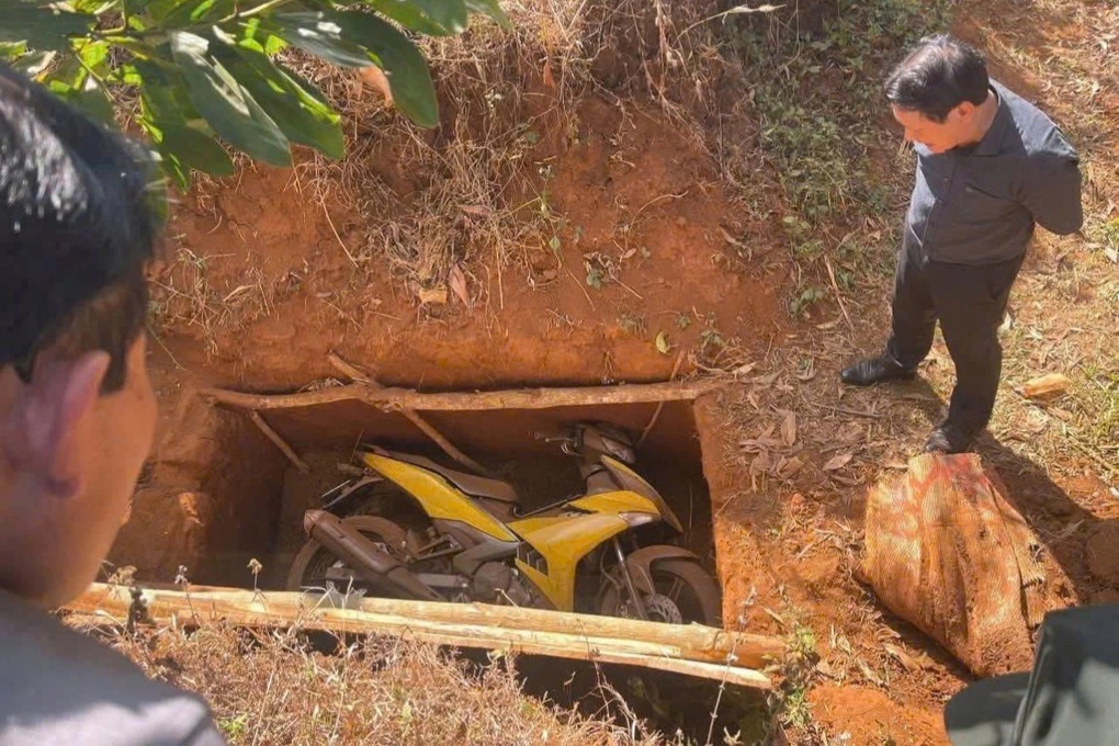 Hai tên cướp ngân hàng ở Gia Lai trộm biển số, đổi 4 xe máy khi bỏ trốn - 1