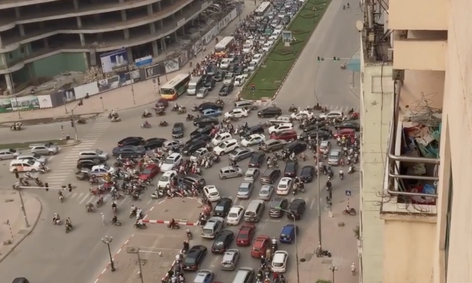 Kẹt xe tại một ngã tư ở hà Nội. Ảnh cắt từ video