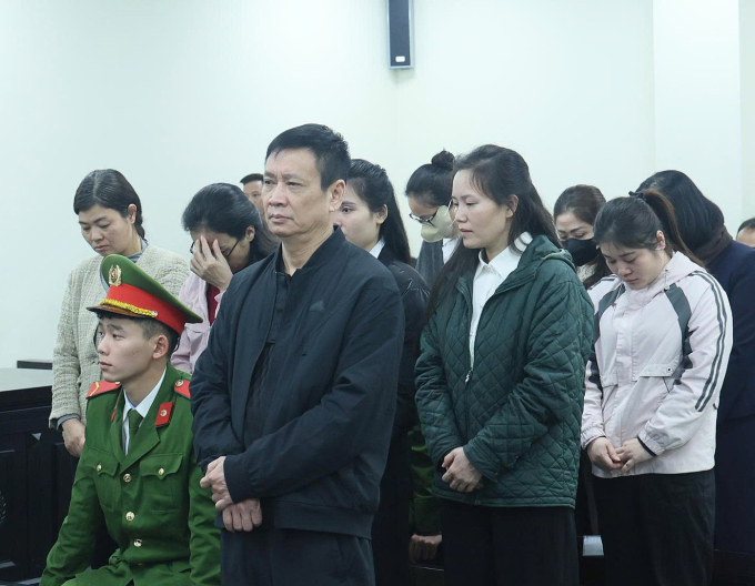 Bị cáo Hải (hàng đầu) và Hoàn (đứng sau Hải)  tại tòa ngày  4/2. Ảnh: Danh Lam